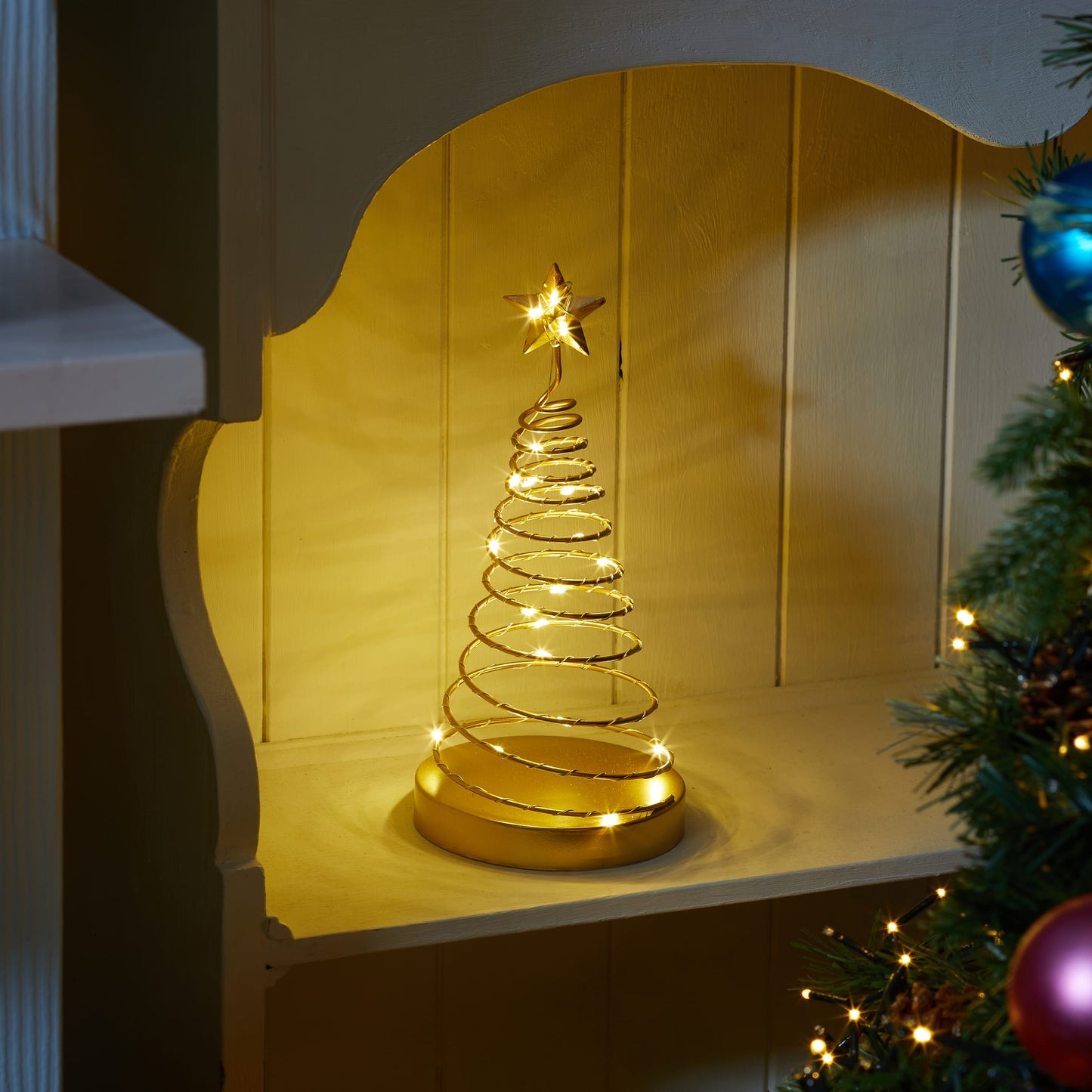 Kovový zlatý vianočný stromček s LED osvetlením SpiraLite Gold Tree od Three Kings