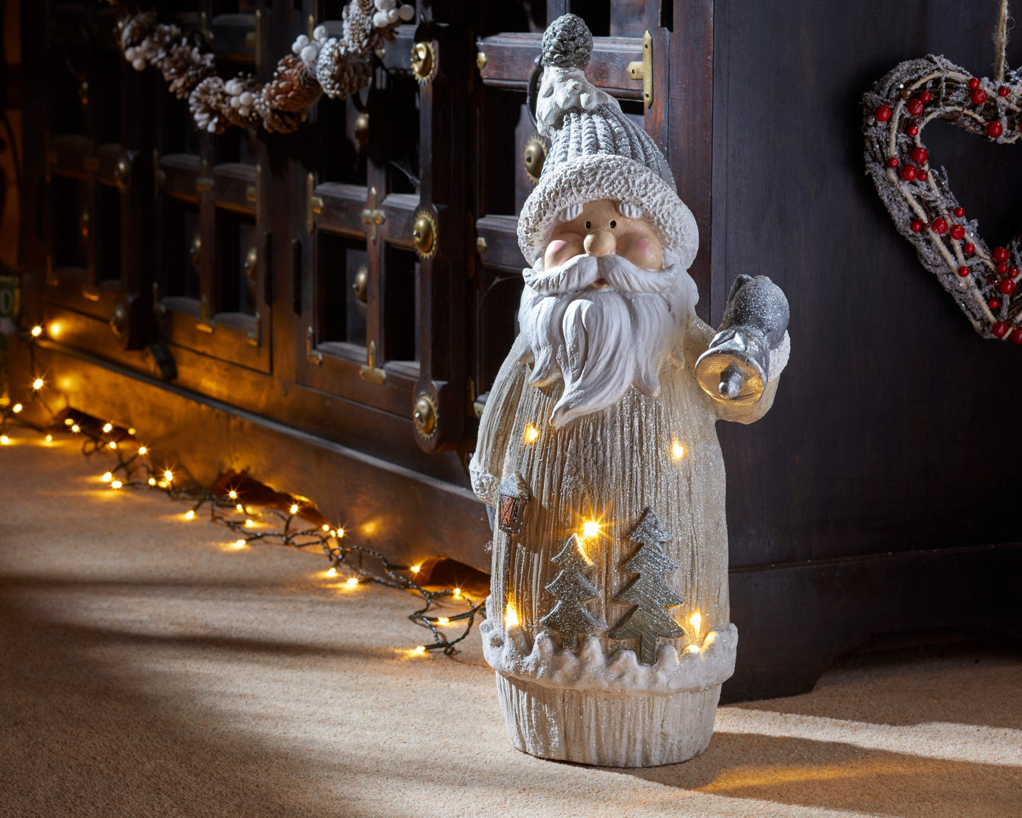 Vianočná soška s LED osvetlením ⸱ Woodland Magic Santa