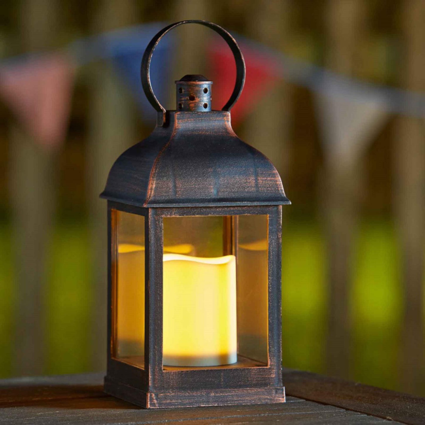 Lampáš s LED sviečkou ⸱ Crusade Lantern