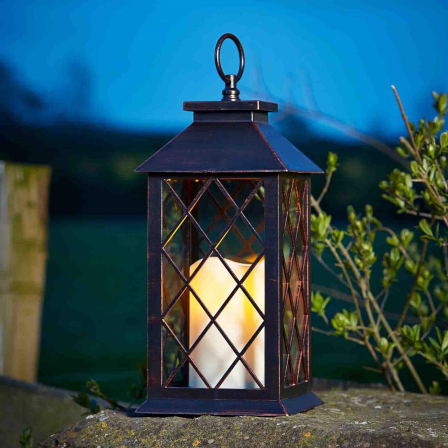 Lattice tradičný lampáš na terasu s LED sviečkou v záhrade od Outside In designs