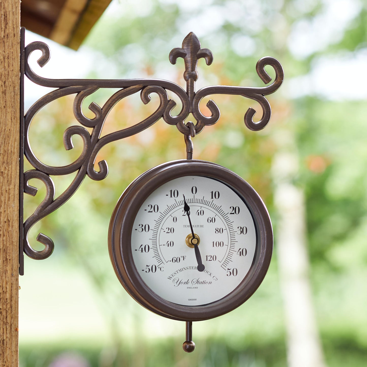 York Bronze - obojstranné staničné hodiny s teplomerom v záhrade