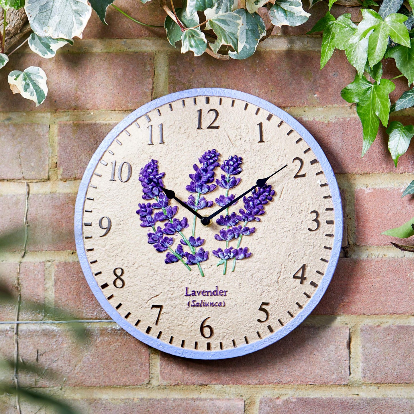 Nástenné hodiny s priemerom 30cm ozdobené kvetmi levandule na stene v záhrade