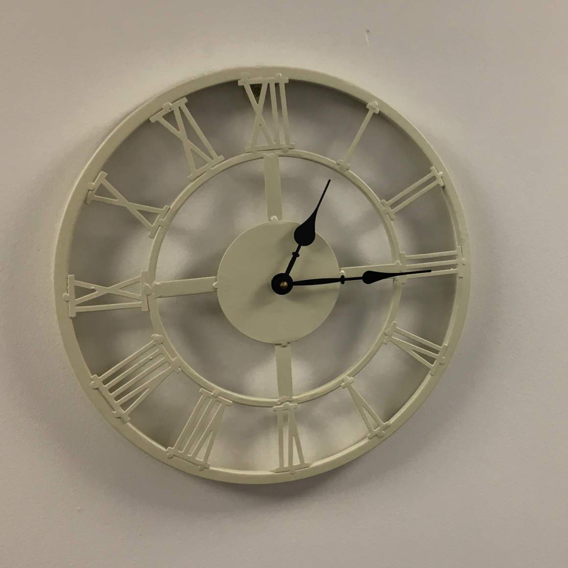 Kovové nástenné hodiny Buckingham s priemerom 34cm v interiéri na stene od Outside In designs