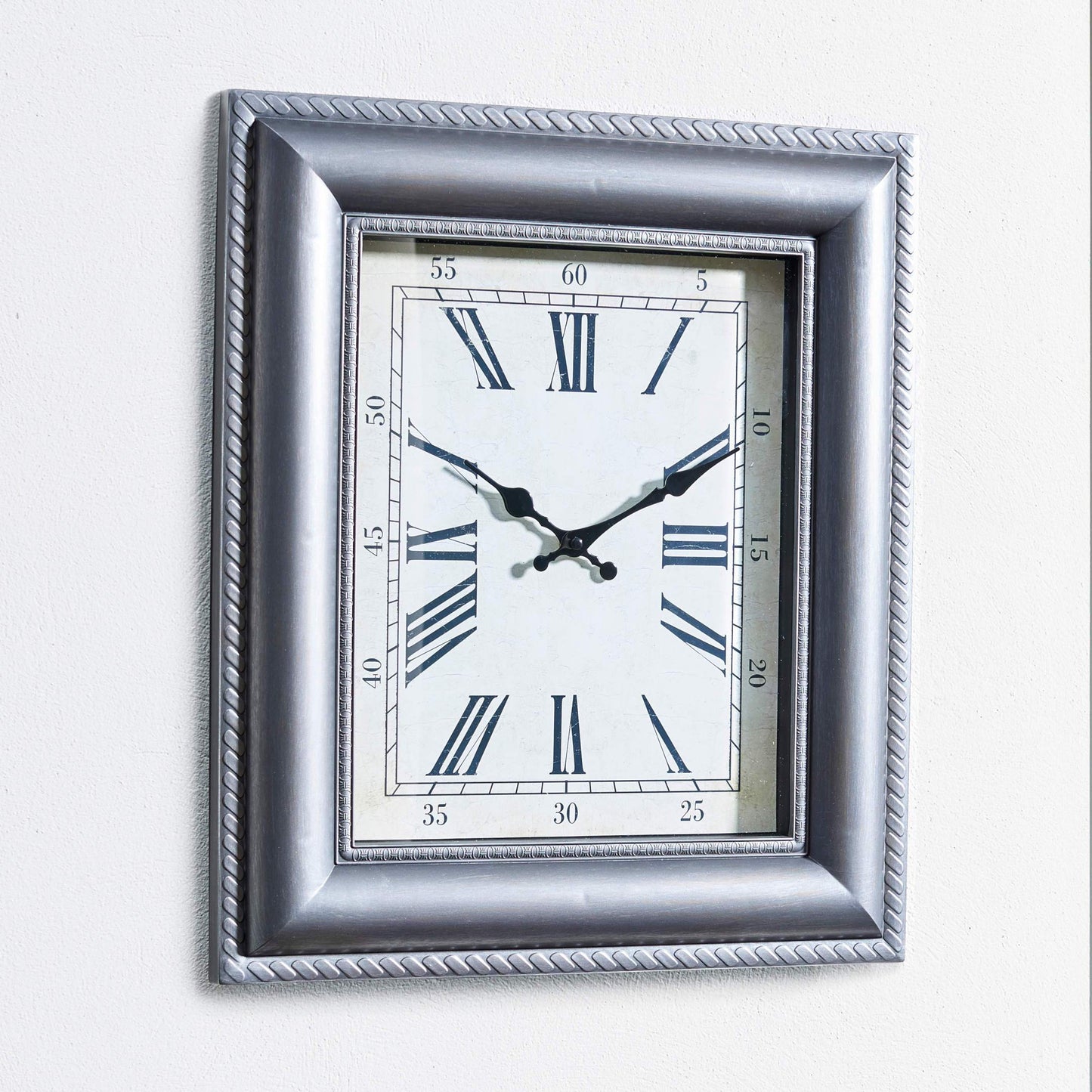 Štýlové nástenné hodiny s rímskymi číslicami Quadrant od OUTSIDE-IN designs