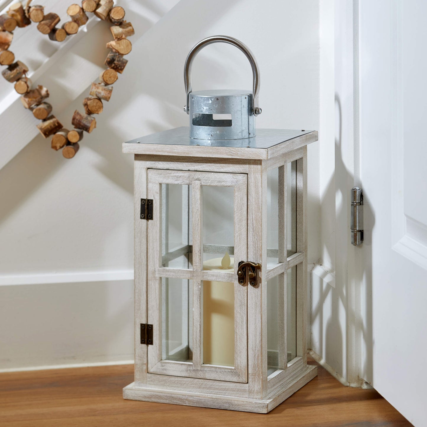 Veľký drevený lampáš Skandi s kovovou strieškou s vloženou LED valcovou sviečkou je krásnym doplnkom in interiéri aj cez deň