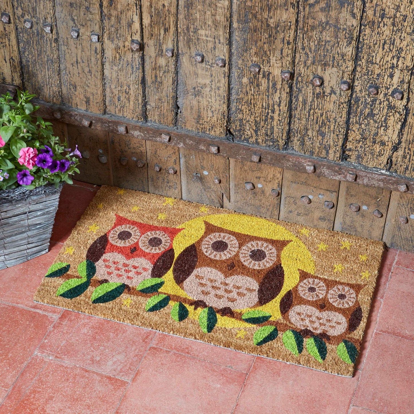 Čistiaca rohož z kokosového vlákna s troma veľkými sovami na terase od Outside In designs