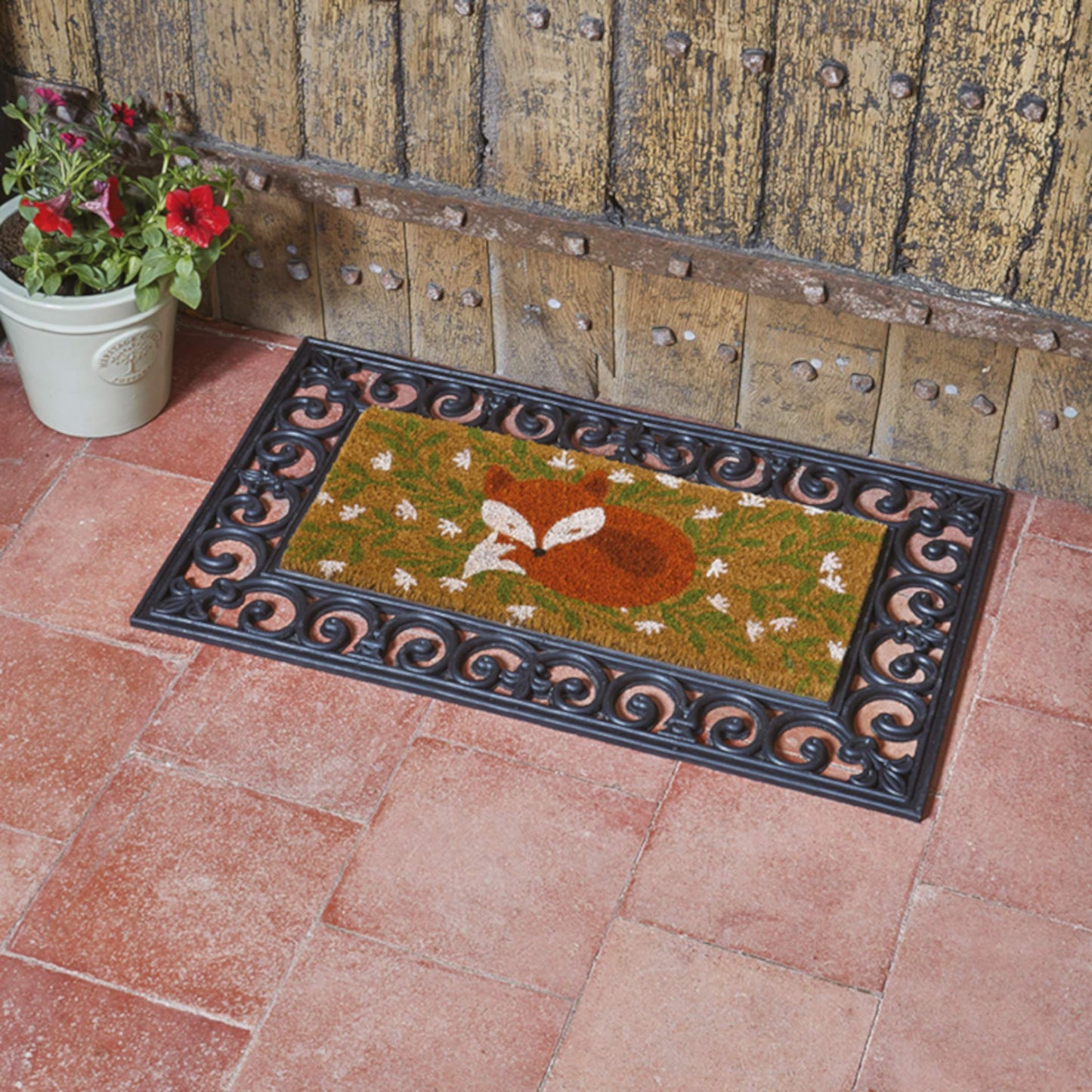 Kompletna rohožka Fox Hollow zo série Mix-n-Mats skladajúca sa z gumového rámu a vnútornej vložky z kokosového vlákna zdobenej líškou spiacou na kvetinovej lúke. Od Outside In designs