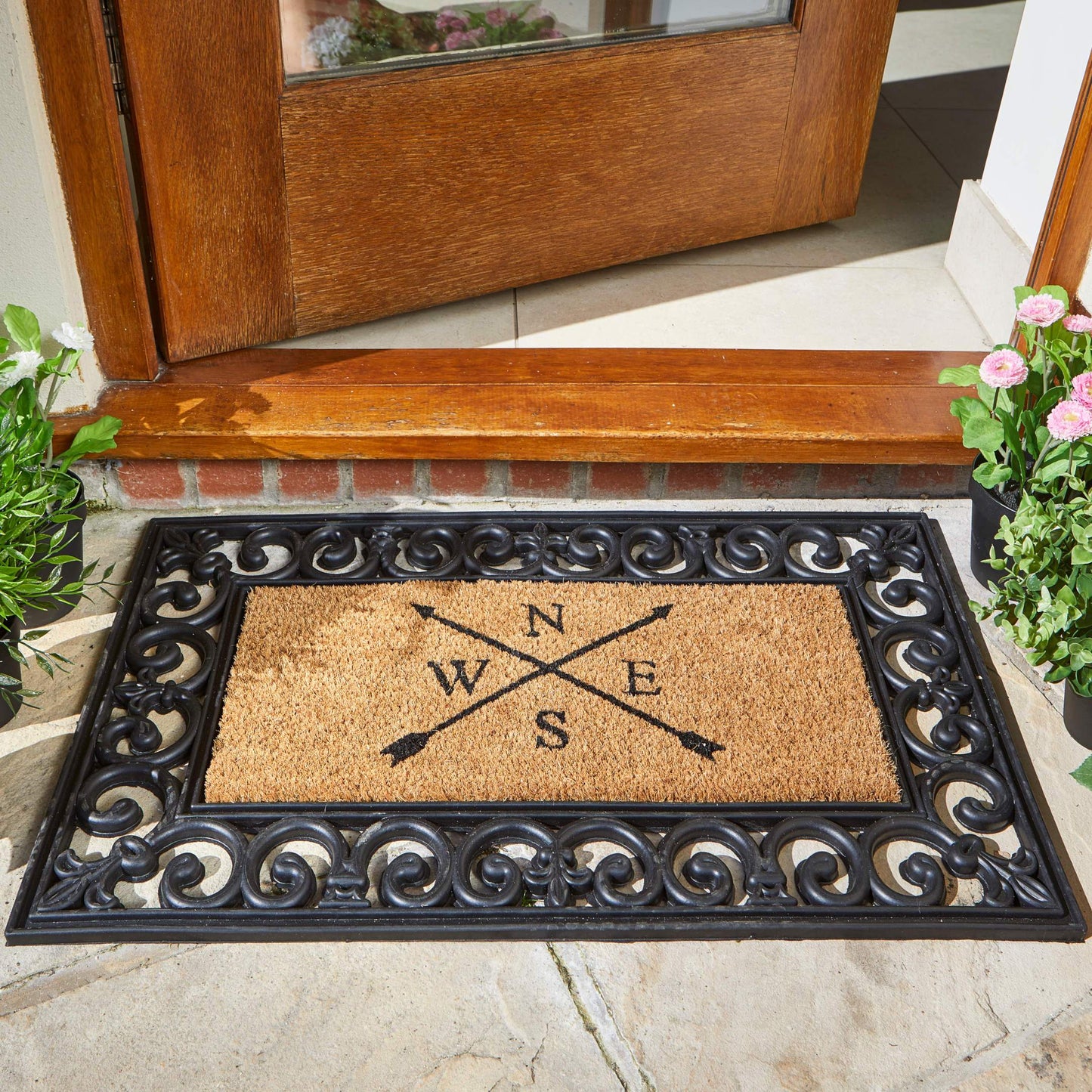 Kompletná rohožka Compass zo série Mix-n-Mats skladajúca sa z gumového rámu a vnútornej vložky z kokosového vlákna zdobenej svetovými stranami. Od Outside In designs