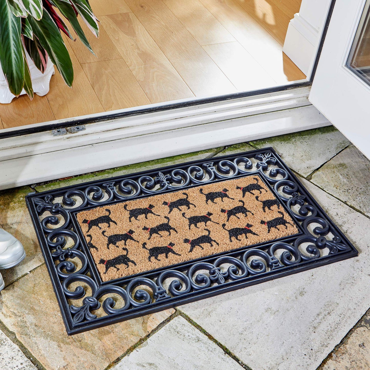 Kompletna rohožka Cats! zo série Mix-n-Mats skladajúca sa z gumového rámu a vnútornej vložky z kokosového vlákna zdobenej mačkami. Od Outside In designs