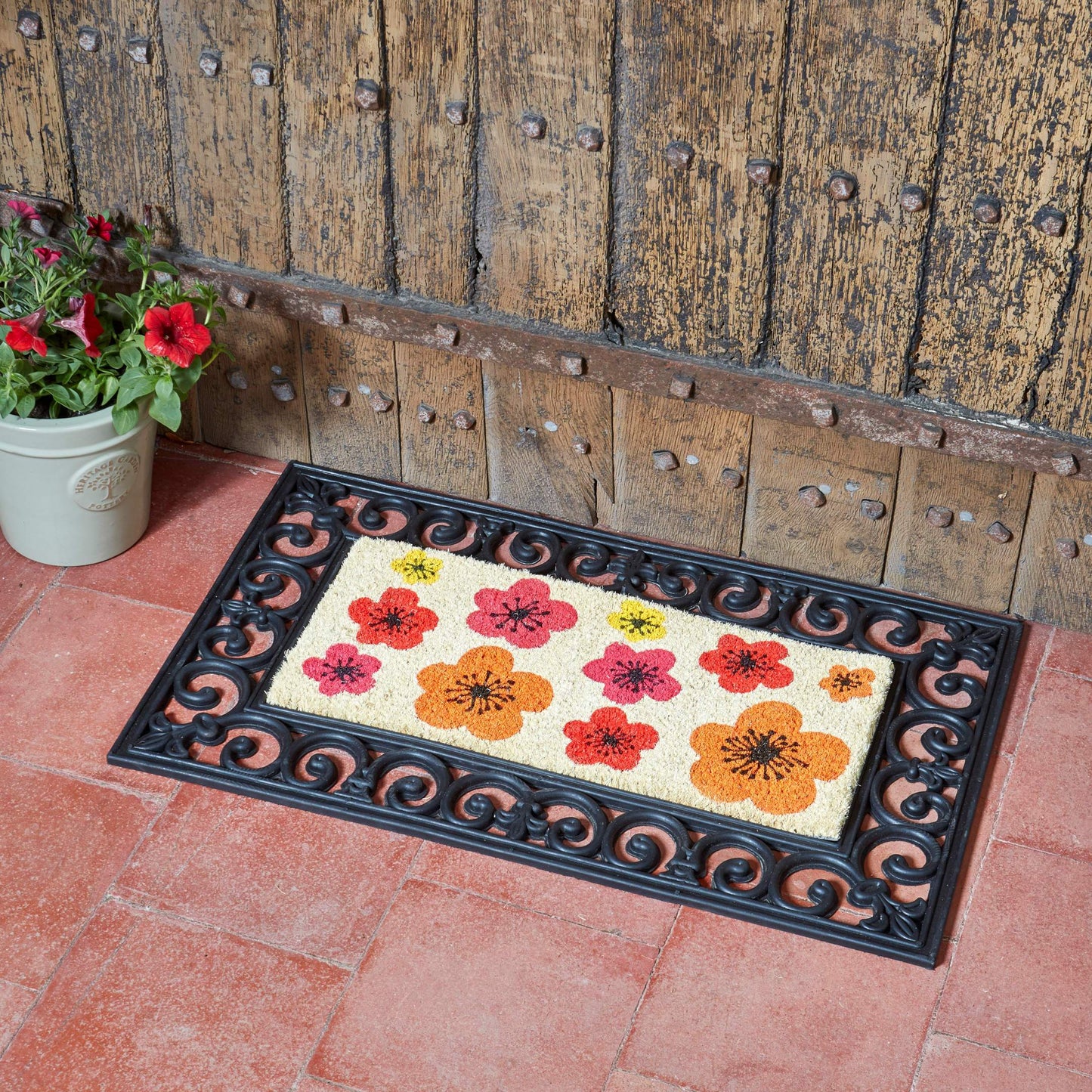 Kompletna rohožka Flower Power zo série Mix-n-Mats skladajúca sa z gumového rámu a vnútornej vložky z kokosového vlákna zdobenej kvetinami. Od Outside In designs