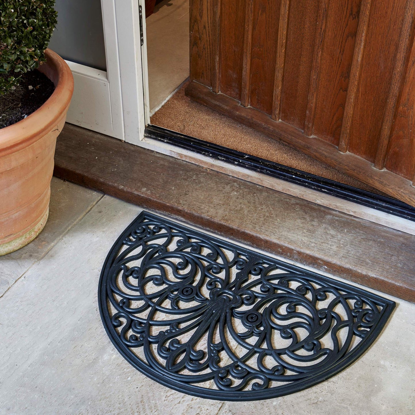 Masívna polkruhová gumená rohožka Half Moon Classic zo série Rubber Cast Mats pred vchodovými dverami