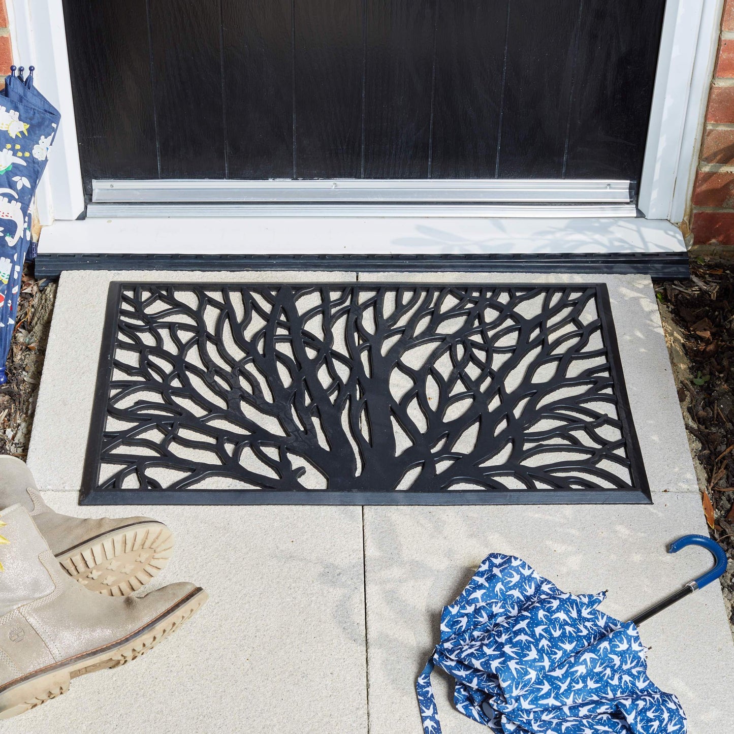 Masívna gumená rohožka Wild Willow zo série Rubber Cast Mats pred vchodovými dverami