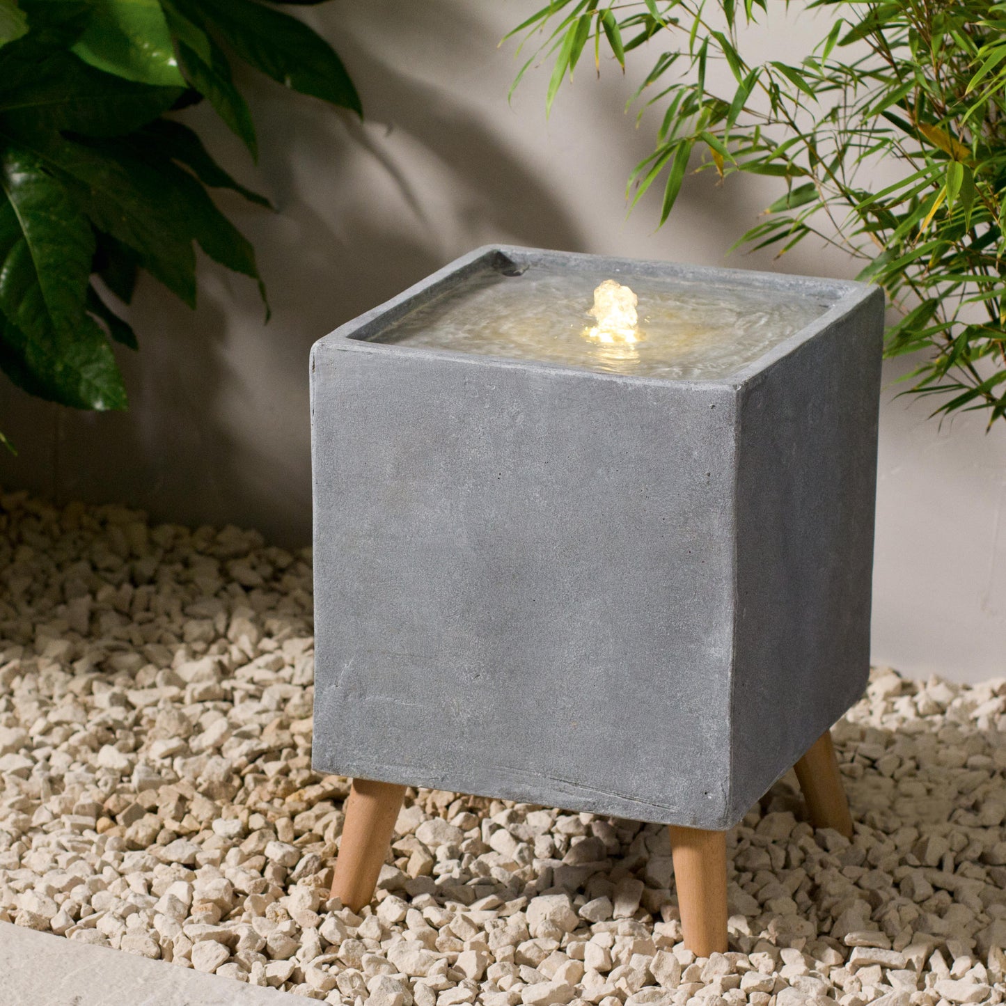 Relaxujte sa na svojej terase či balkóne pri jemnom šepote vody s LED fontánou Square Contemporary od The Outdoor Living Co