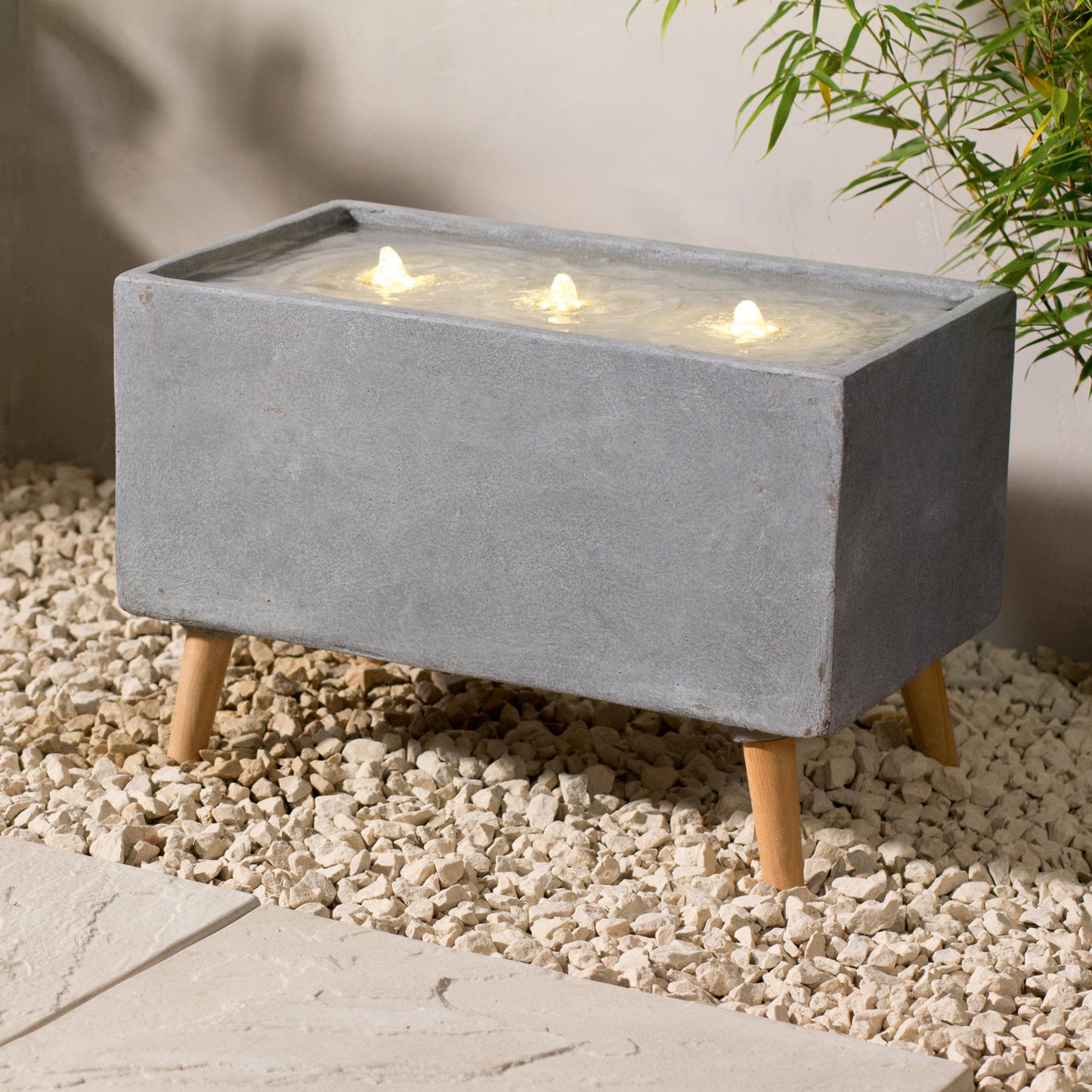 Uvoľnite sa na svojom balkóne či terase pri jemnom šepote vody s LED fontánou Rectangular Contemporary od The Outdoor Living Co