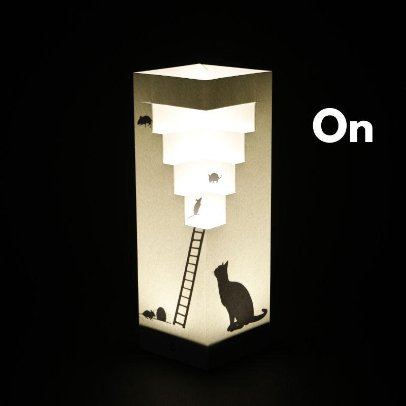 Zapnutá dekoračná tieňová LED lampa Cat & Mice! od LUXA London so siluetou mačky a utekajúcich myší