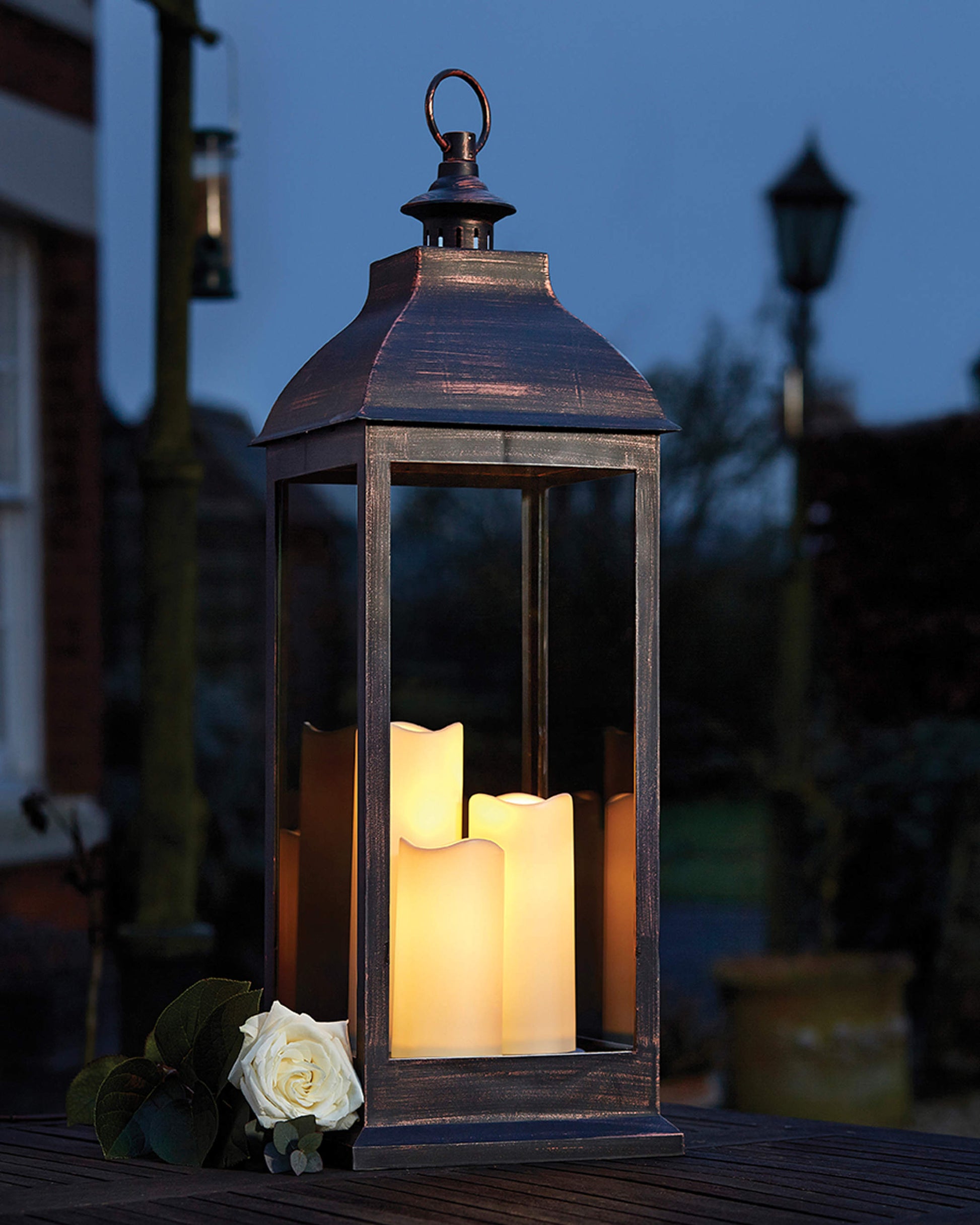 Giant Copper veľký medený lampáš s troma LED sviečkami na terase od Outside In designs