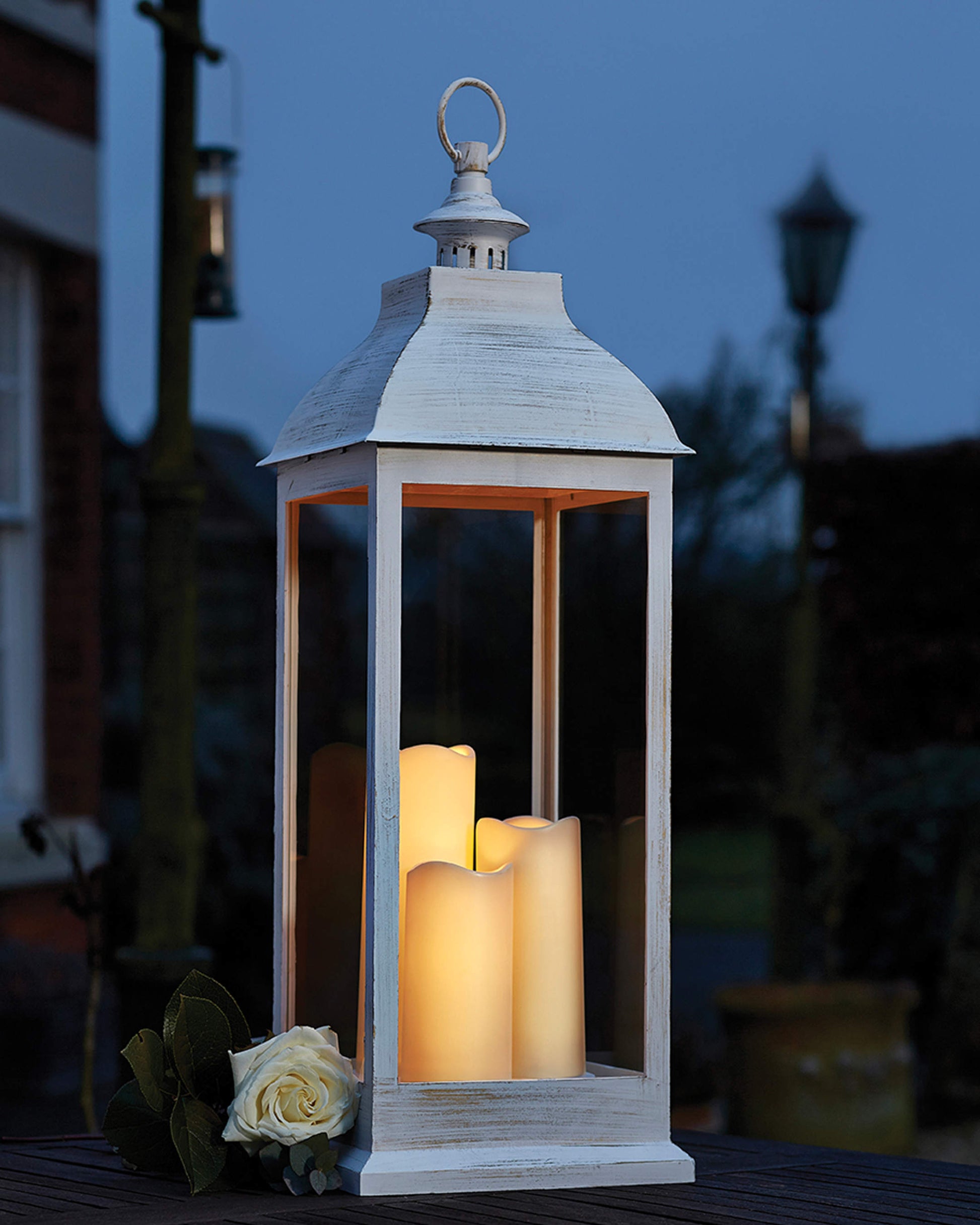 Giant Cream veľký krémový lampáš s troma LED sviečkami na terase od Outside In designs