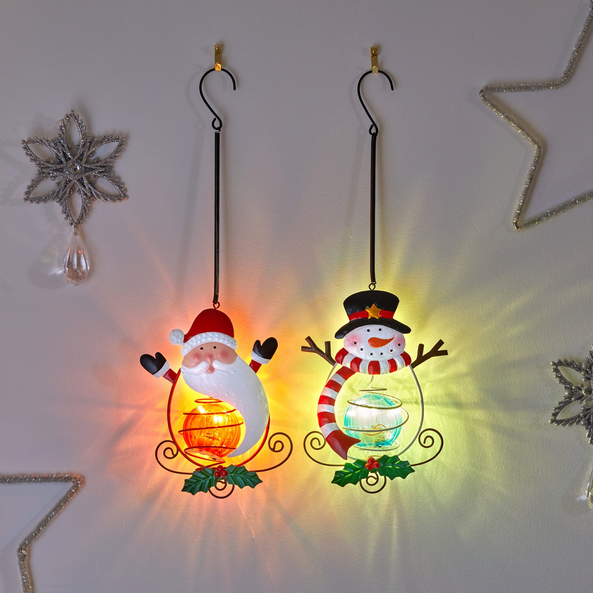 Závesné kovové vianočné dekorácie Santu a snehuliaka s LED osvetlením Bouncy Festive FolkLights od Three Kings