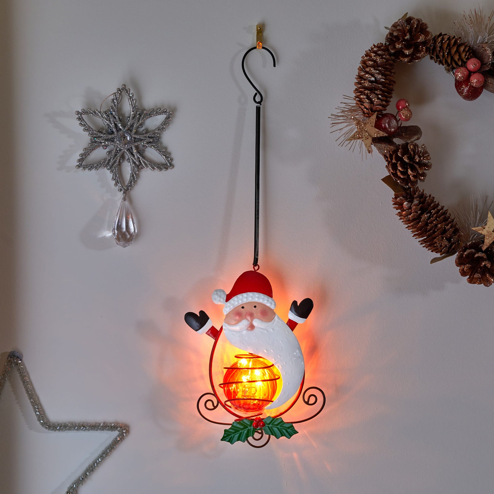 Závesná kovová vianočná dekorácia so Santom a s LED osvetlením Bouncy Festive FolkLight Santa od Three Kings