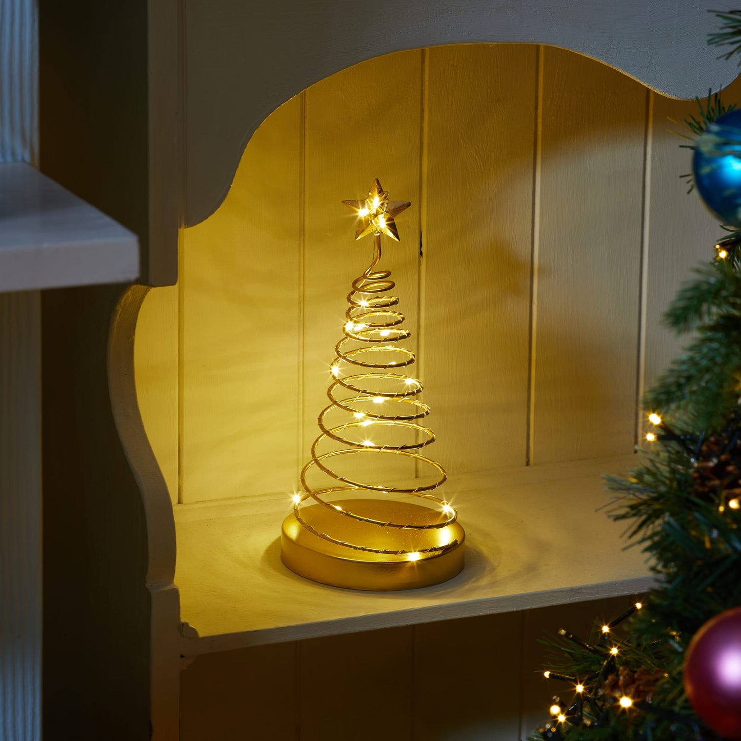 Kovový zlatý vianočný stromček s LED osvetlením SpiraLite Gold Tree od Three Kings