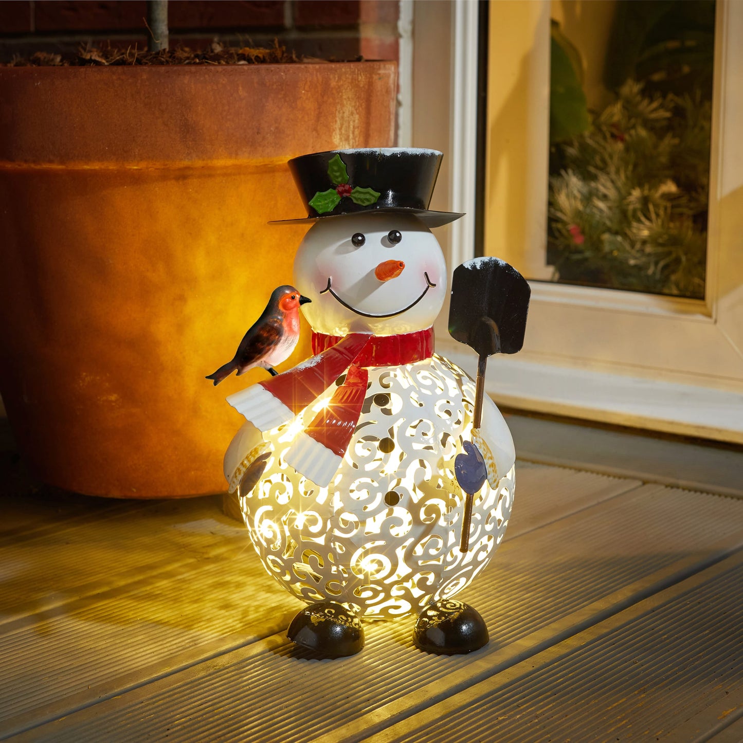 Kovový snehuliak s LED osvetlením Filigree FolkLight Frosty od Three Kings