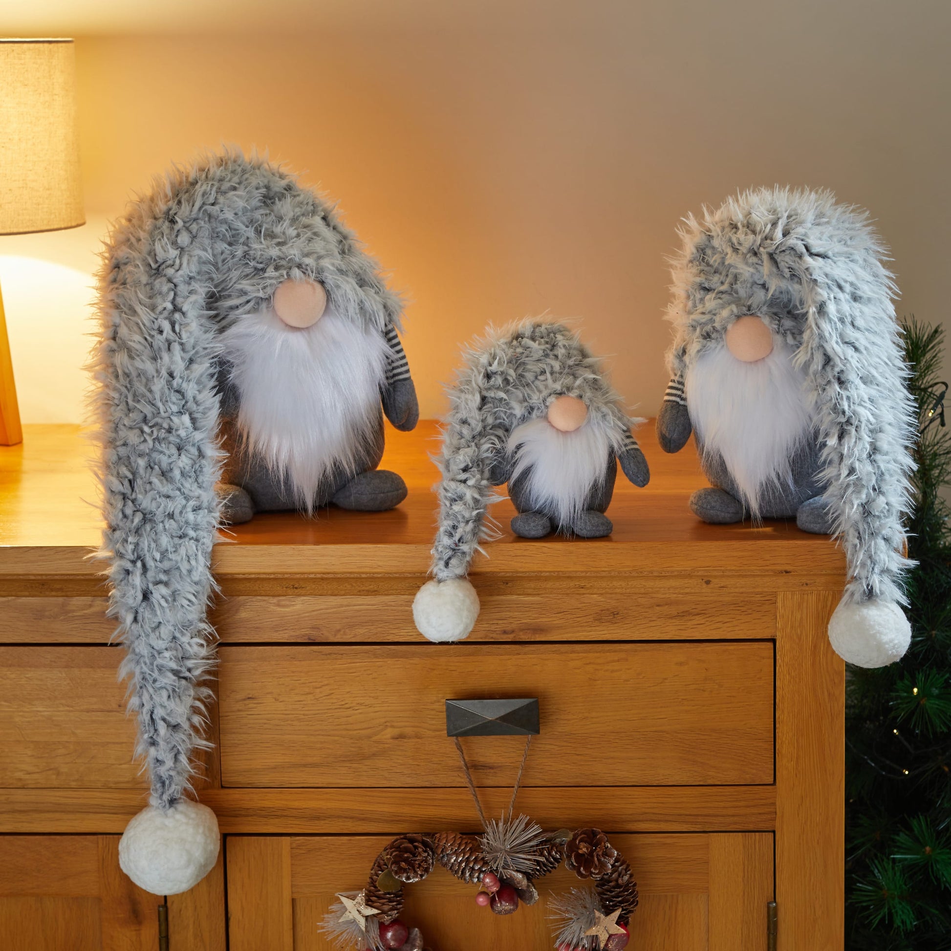 Kolekcia vianočných dekoračných figúriek trpaslíkov so šedou huňatou čiapkou Winter Gonk Grey od Three Kings