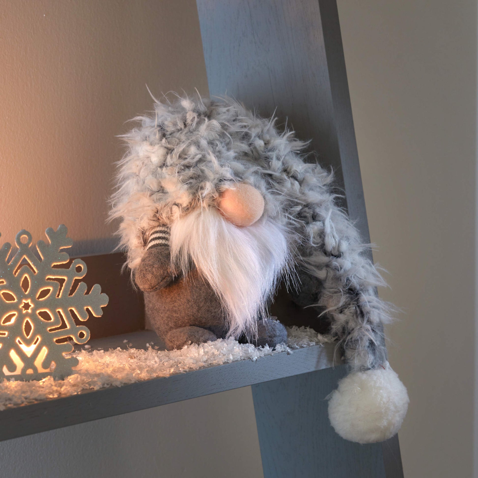 Vianočná dekoračná figúrka trpaslíka so šedou huňatou čiapkou Winter Wilfred Grey od Three Kings