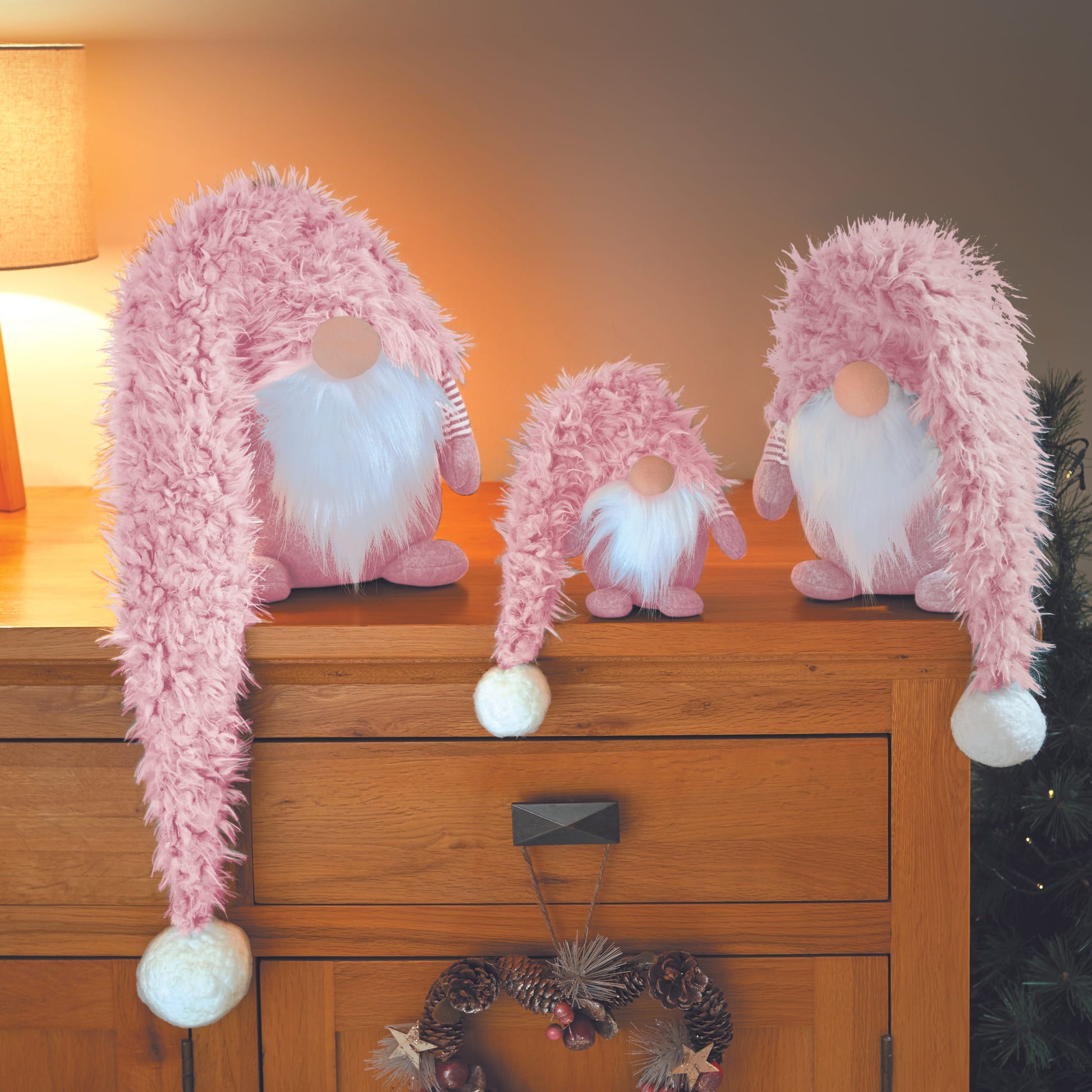 Kolekcia vianočných dekoračných figúriek trpaslíkov so rúžovou huňatou čiapkou Winter Gonk Pink od Three Kings