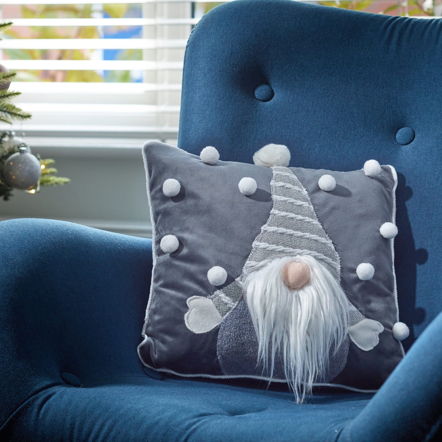 Vianočný vankúšik so šedým trpaslíkom Gonkert Cushion Grey od Three Kings