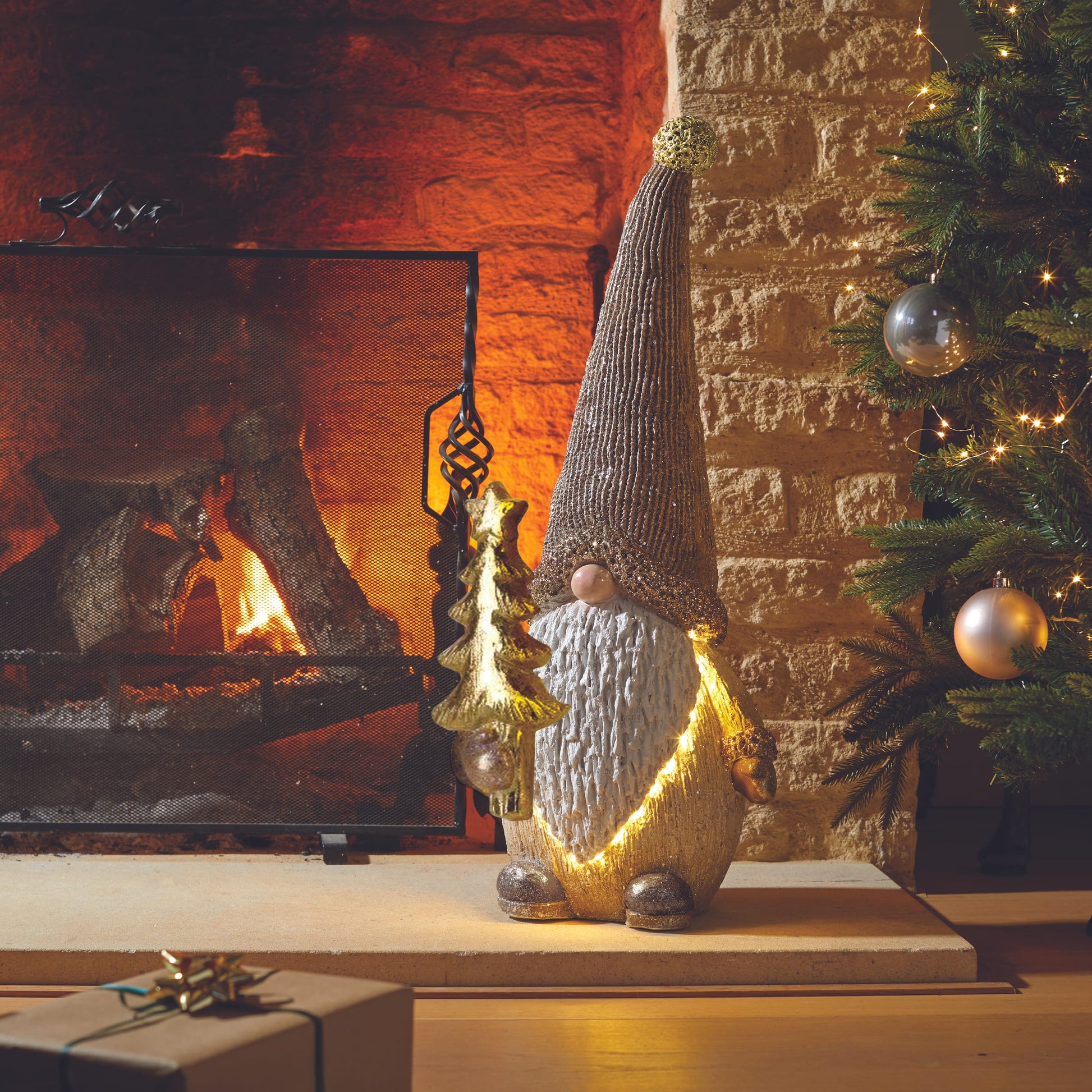 Vianočná dekoračná soška s trpaslíkom GoldiGonk od Three Kings je krásna dekorácia k stromčeku či pred krb