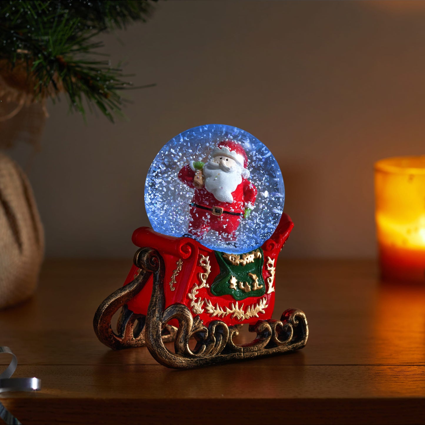 Vianočné snežítko s osvetlením ⸱ Santa Sleigh Snow Sphere 8cm