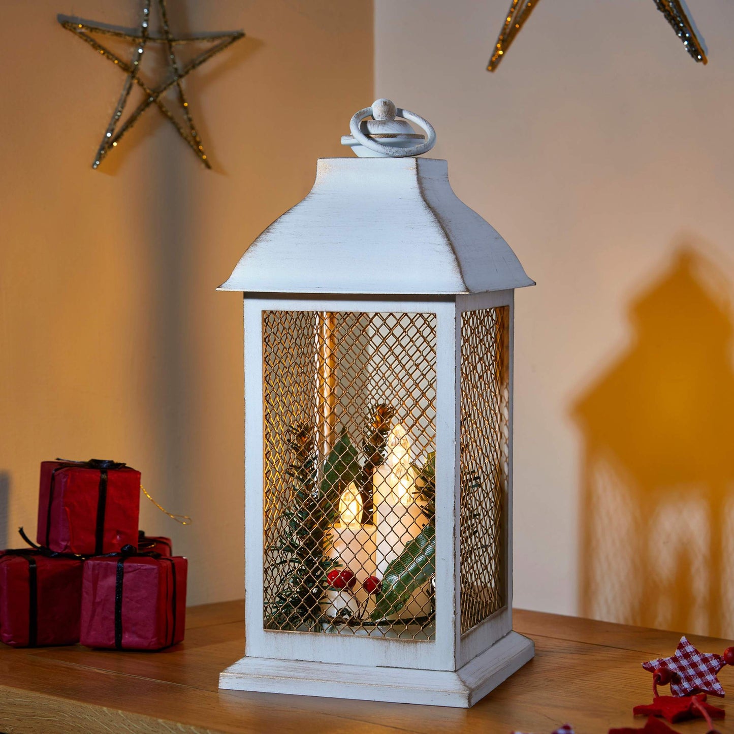 Vianočný lampáš Yule od Three Kings, krémový a zlatý