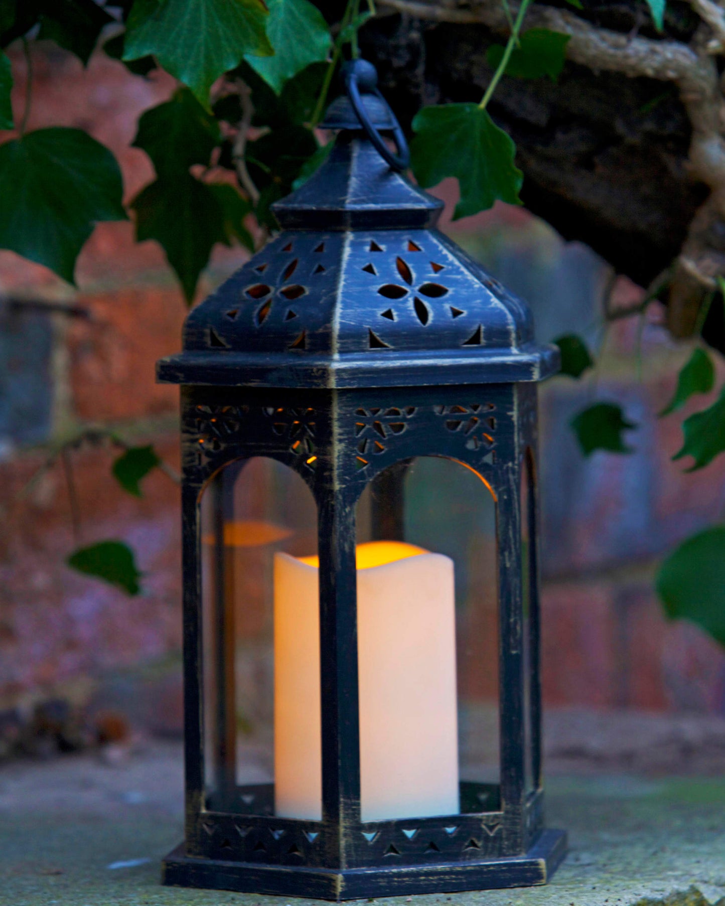 Moroccan orientálny lampáš na terasu s LED sviečkou v záhrade od Outside In designs