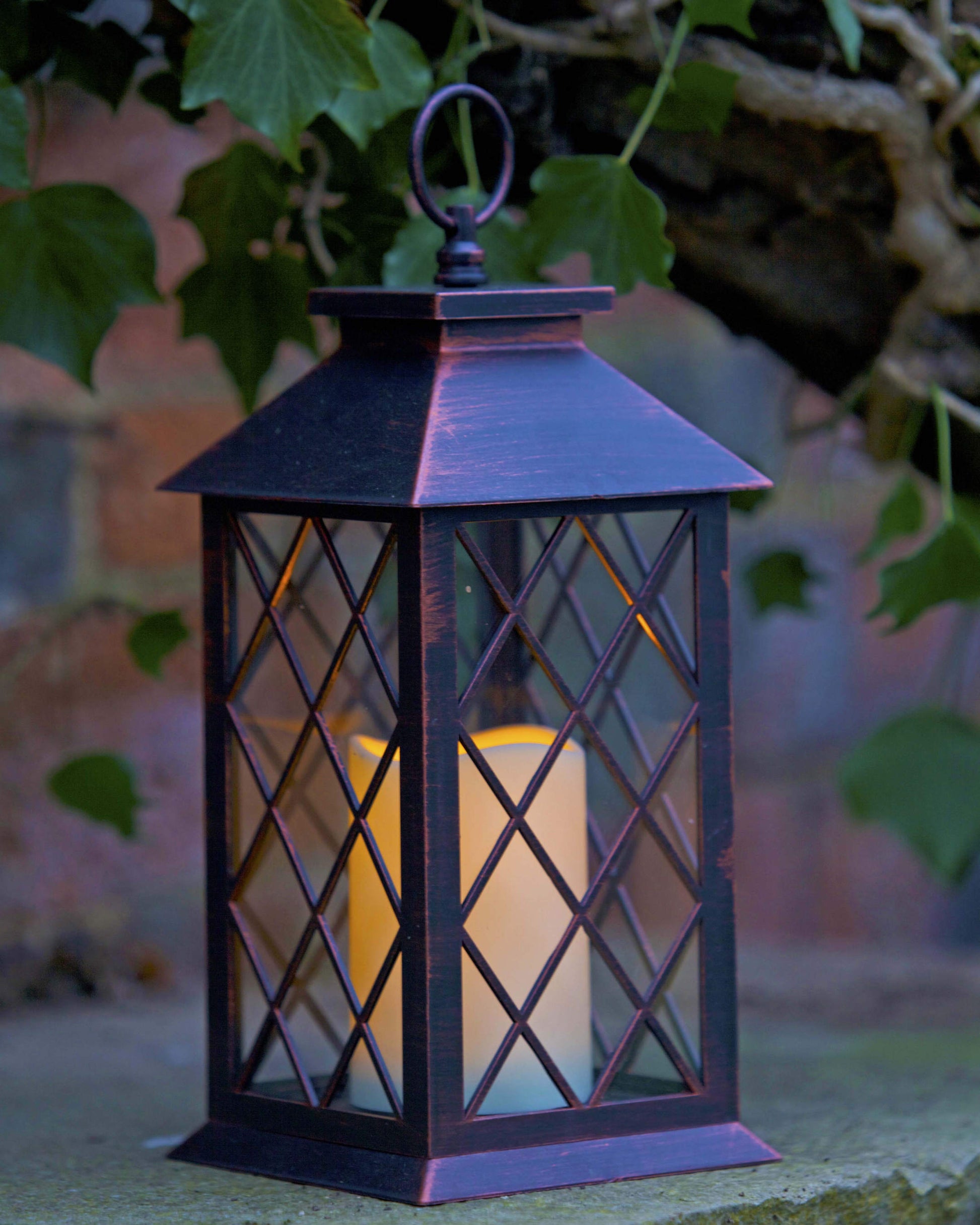 Lattice tradičný lampáš na terasu s LED sviečkou v záhrade od Outside In designs
