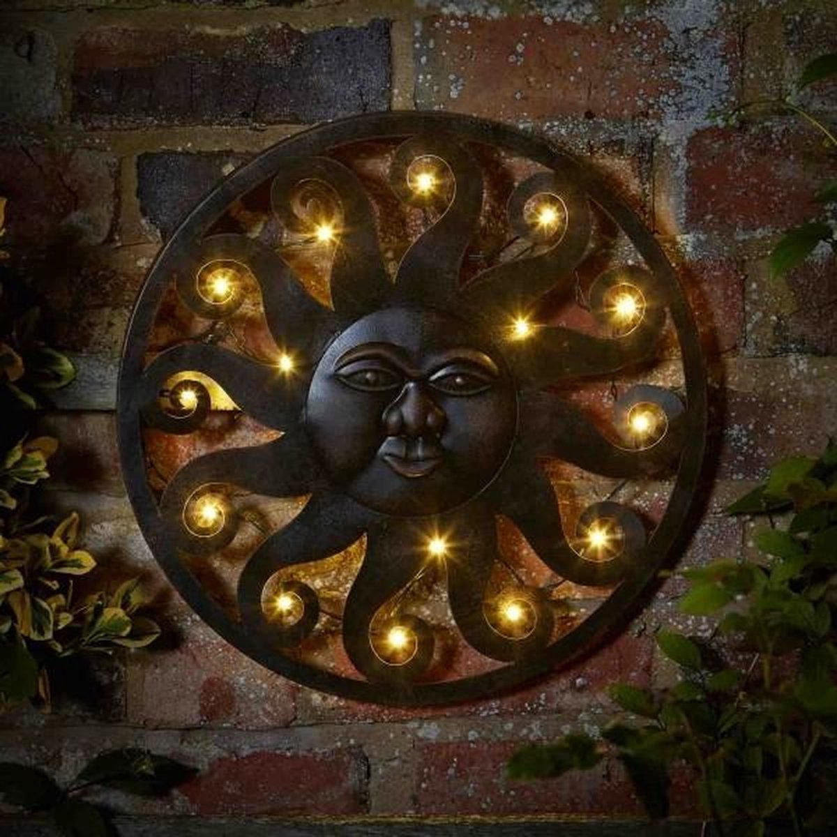 Nástenná dekorácia Celestial Sun s LED osvetlením večer v záhrade