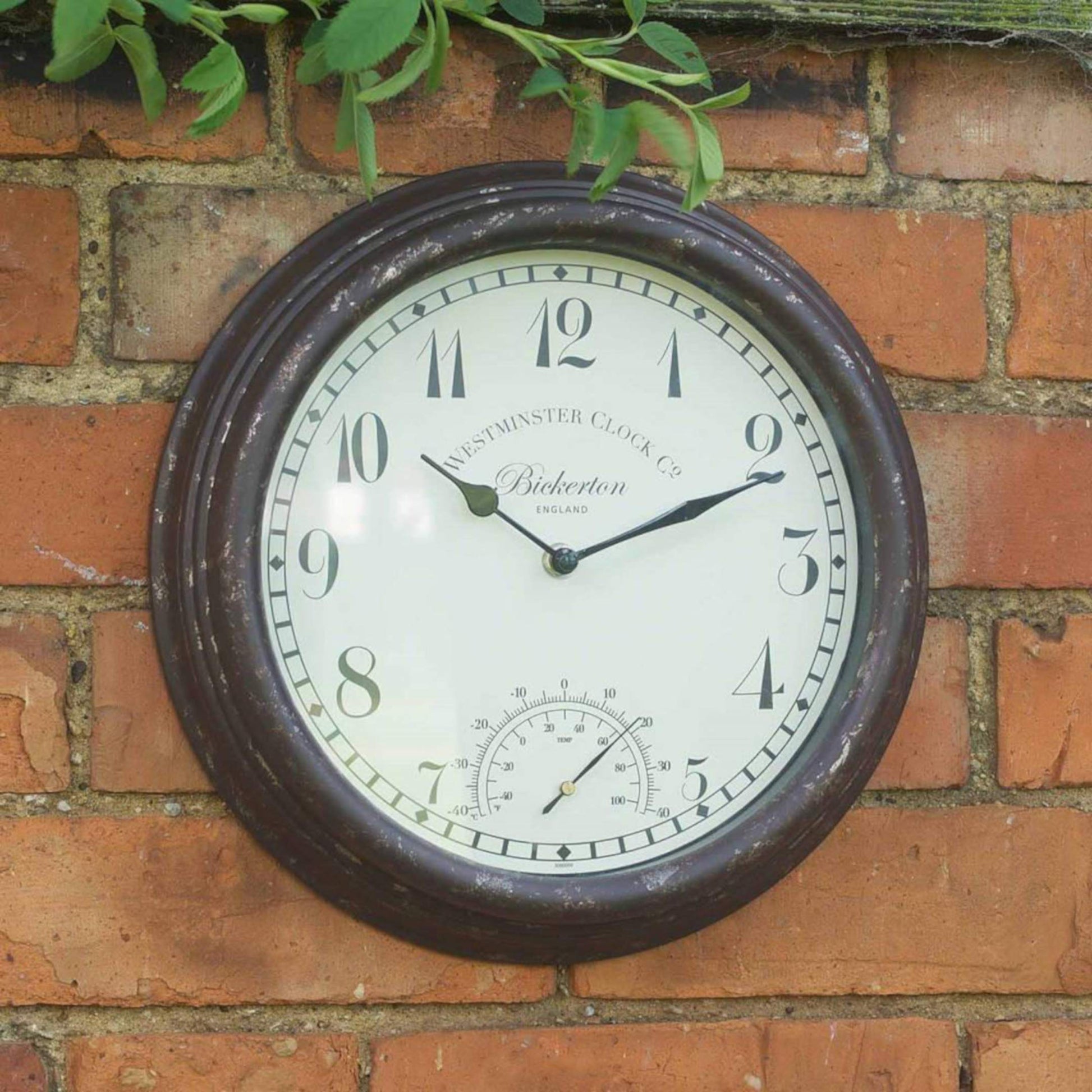 Štýlové nástenné hodiny Bickerton s arabskými číslicami a s teplomerom priemeru 30cm vhodné aj do exteriéru od OUTSIDE-IN designs