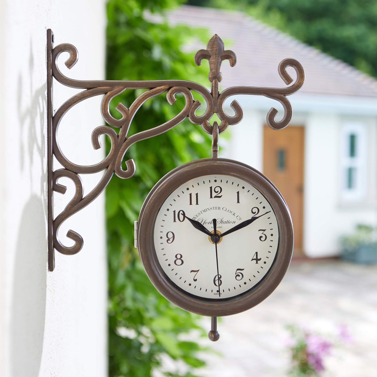 York Bronze - obojstranné staničné hodiny s teplomerom v záhrade 