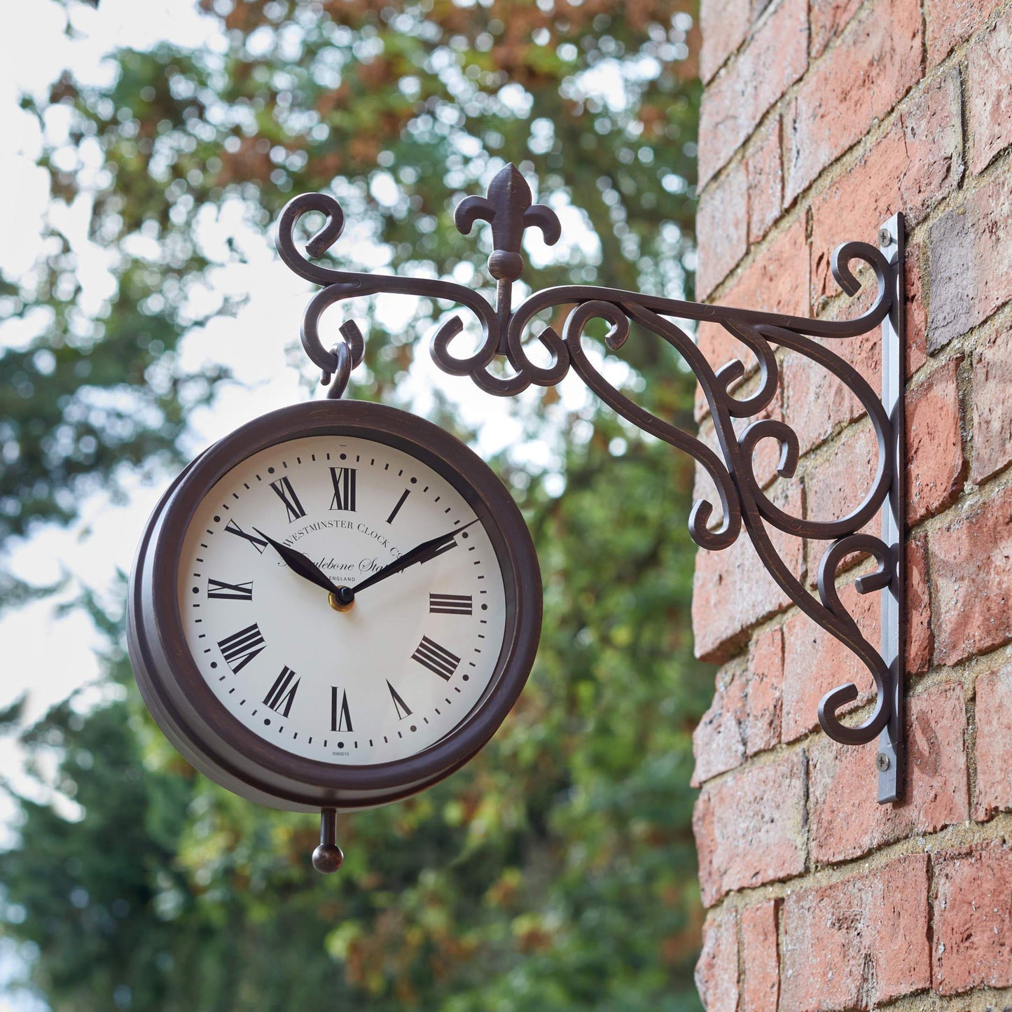 Marylebone - obojstranné staničné hodiny s teplomerom na stene  v exteriéri