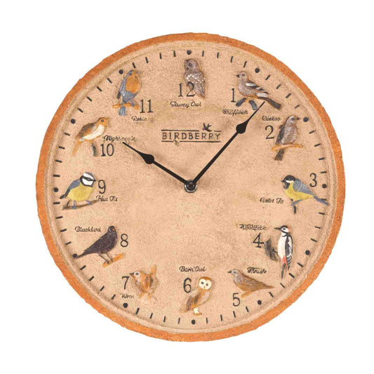 Nástenné hodiny ozdobené 12 vtáčikmi od Outside In designs