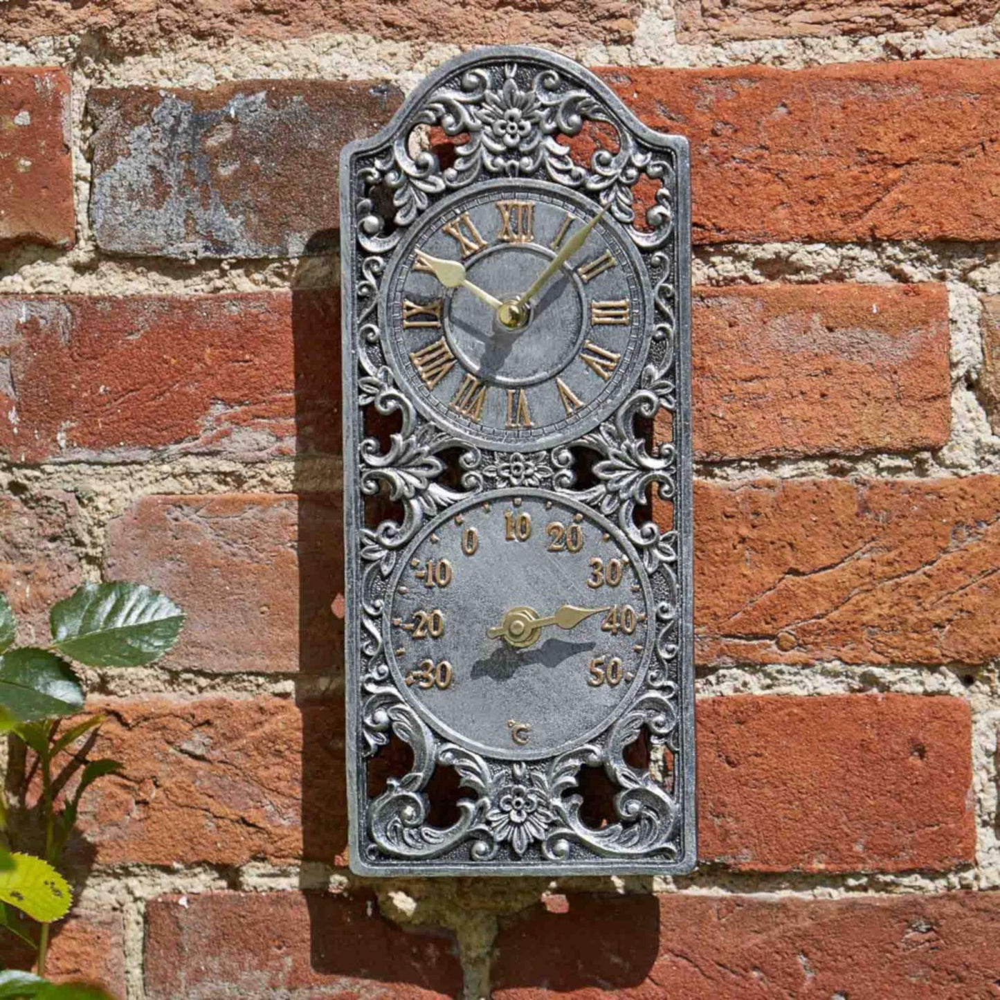 Nástenné hodiny so zabudovaným teplomerom Westminster vonku na tehlovom múre od Outside In designs