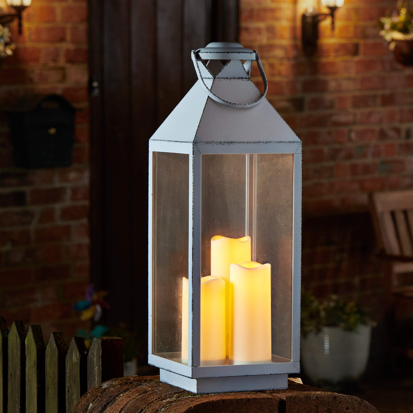OSLO krémový lampáš s tromi LED sviečkami je ideálny na večerné osvetlenie vchodu do domu, dvora alebo terasy