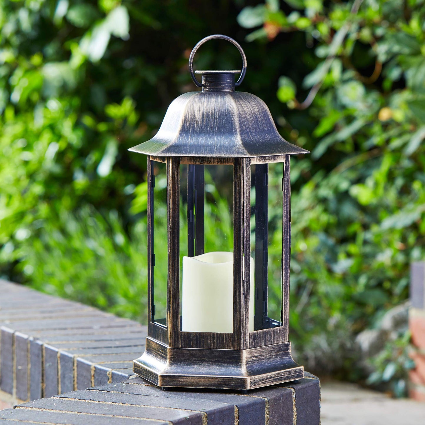 Nordic zlato-čierny lampáš na terasu s jednou LED sviečkou v záhrade od Outside In designs