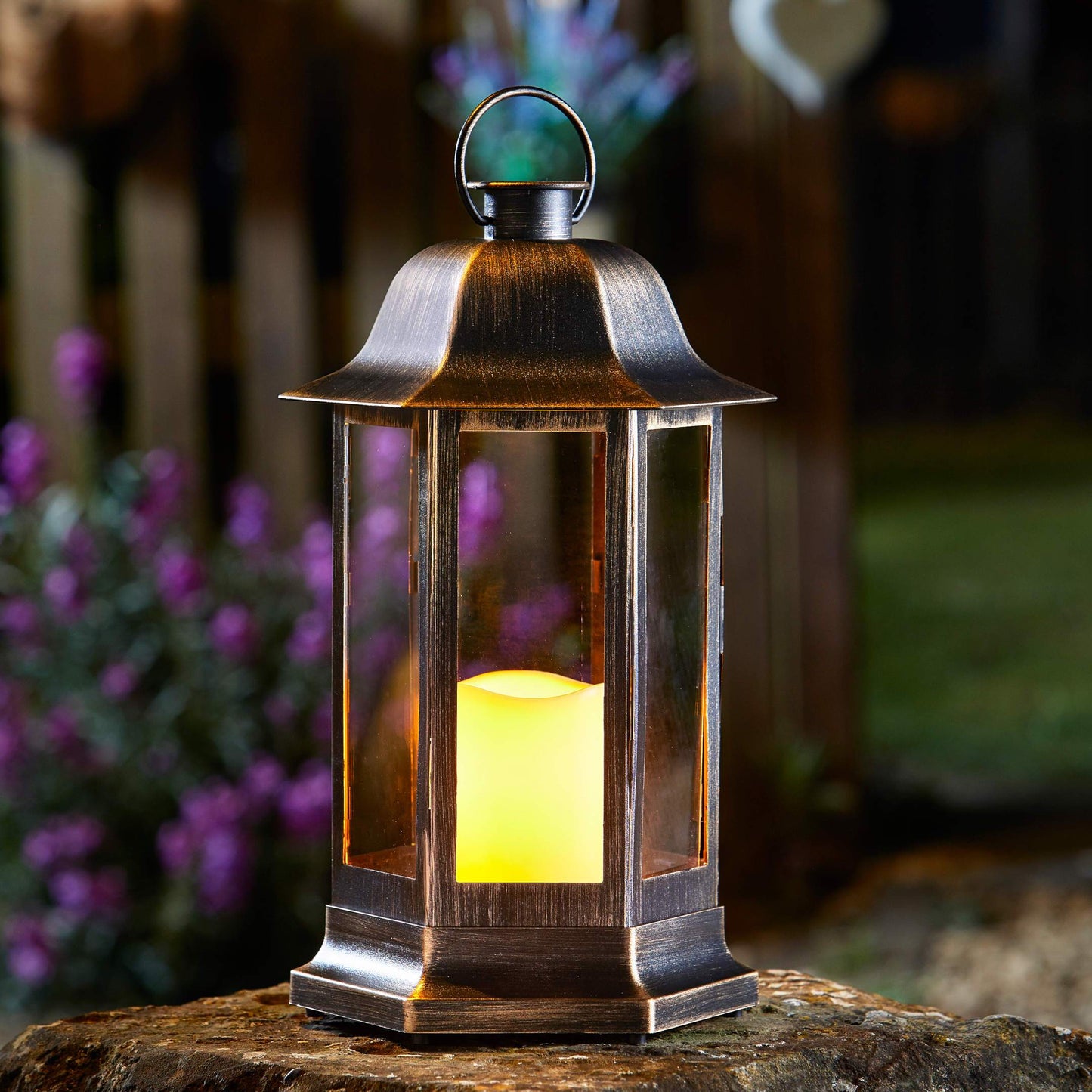 Nordic zlato-čierny lampáš na terasu s jednou LED sviečkou v záhrade od Outside In designs