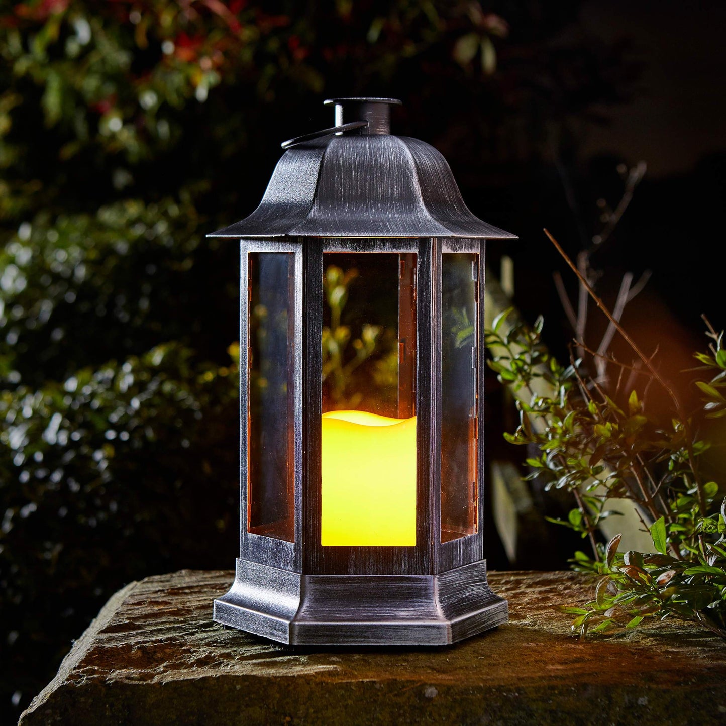 Nordic strieborno-čierny lampáš na terasu s jednou LED sviečkou v záhrade od Outside In designs