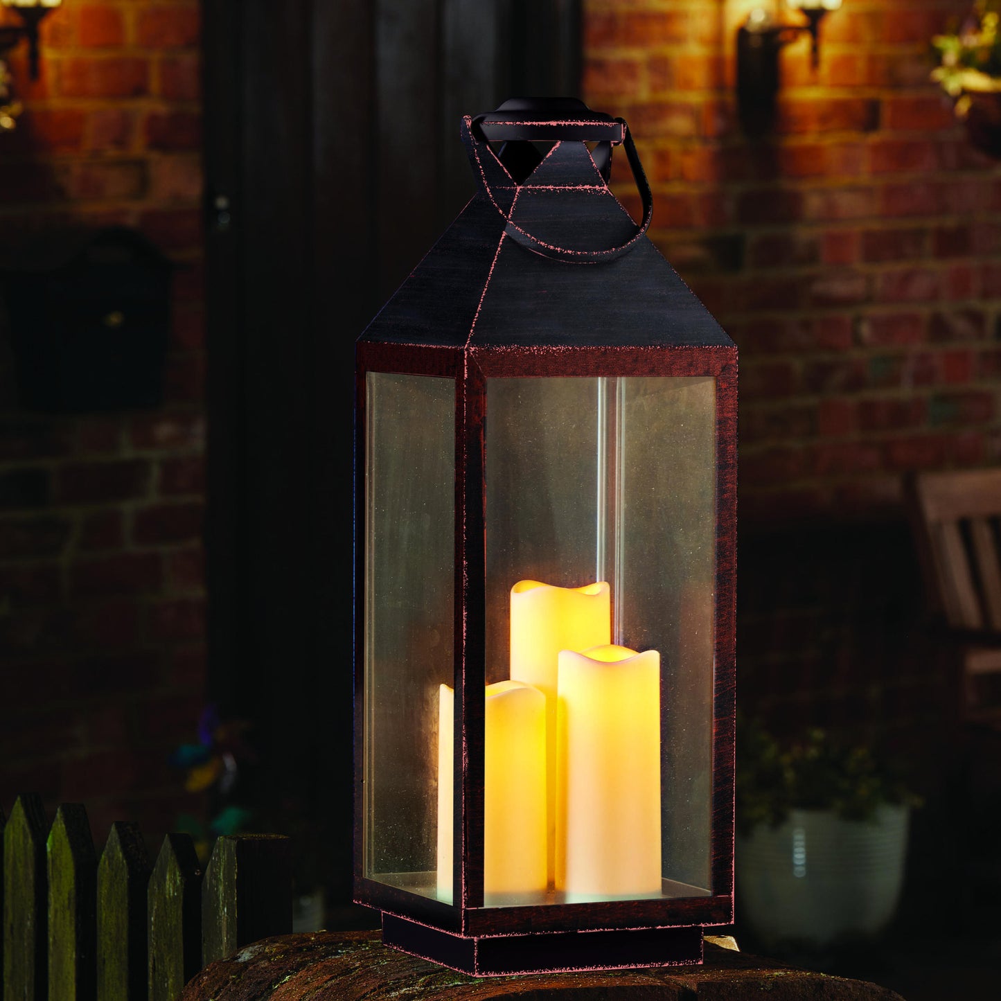 OSLO - čierno-bronzový lampáš s tromi LED sviečkami je ideálny na večerné osvetlenie vchodu do domu, dvora alebo terasy