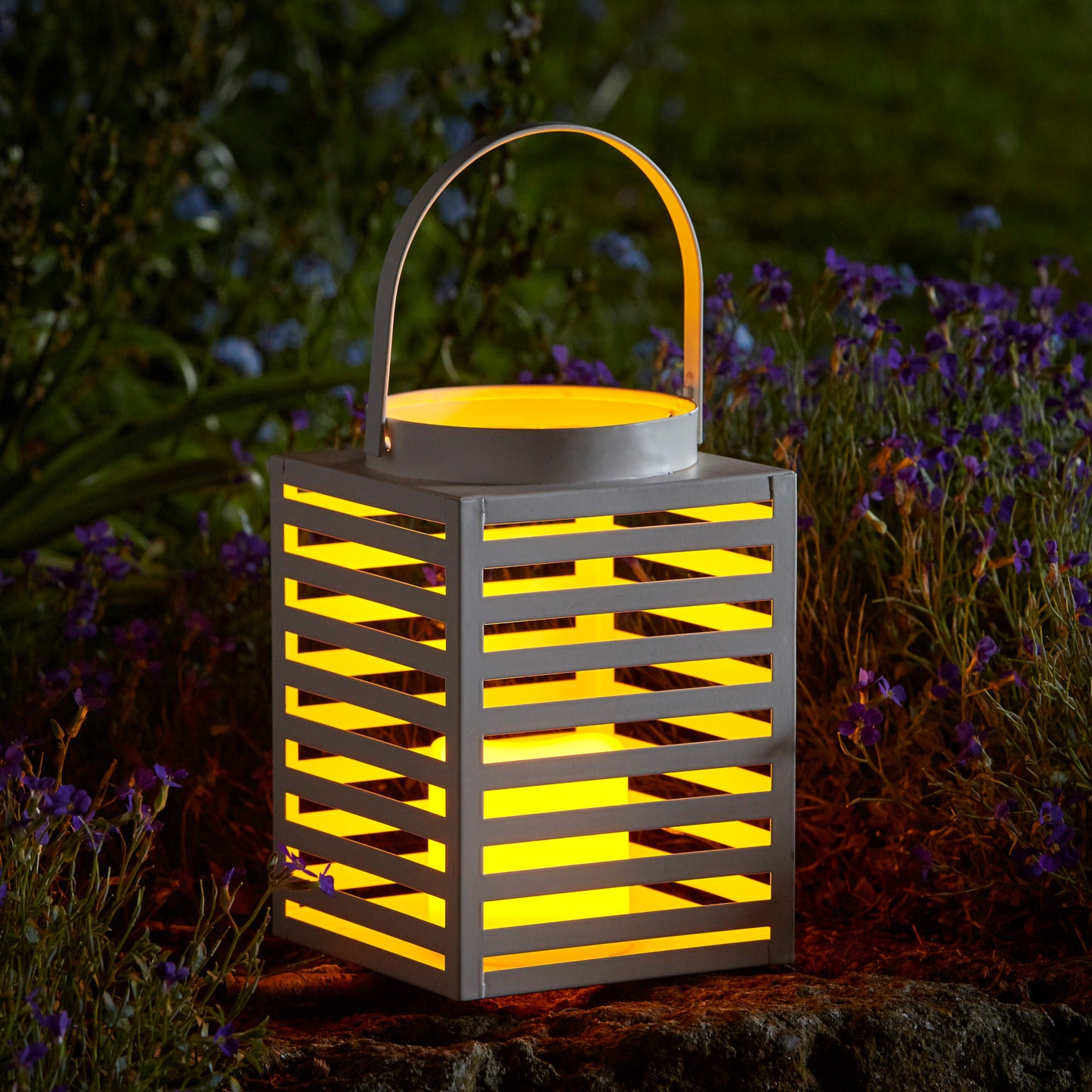 Kovový lampáš s LED sviečkou ⸱ La Paz Lantern