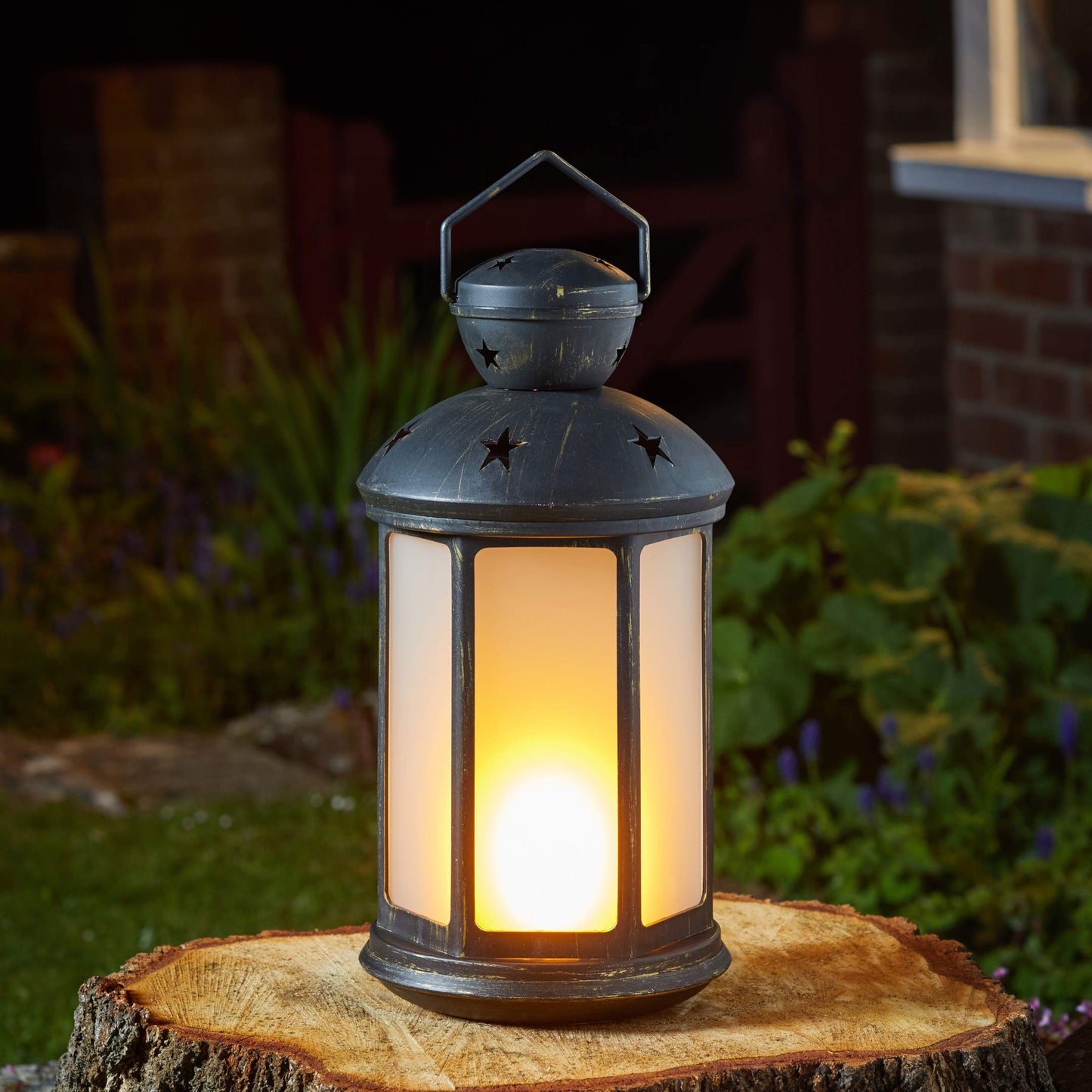Penzance svietiaci LED lampáš s plameňovým efektom CoolFlame z záhrade