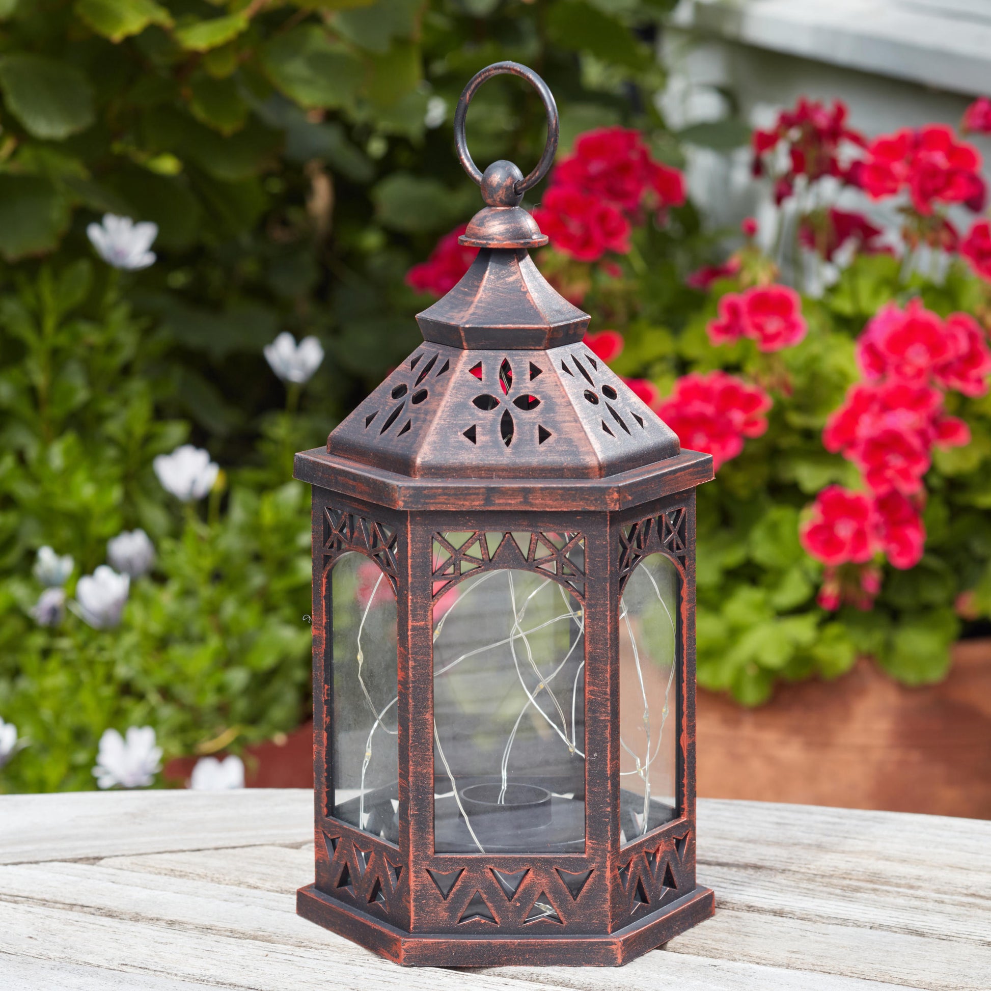 Menší marocký lampáš je krásnou dekoráciou v záhrade aj cez deň