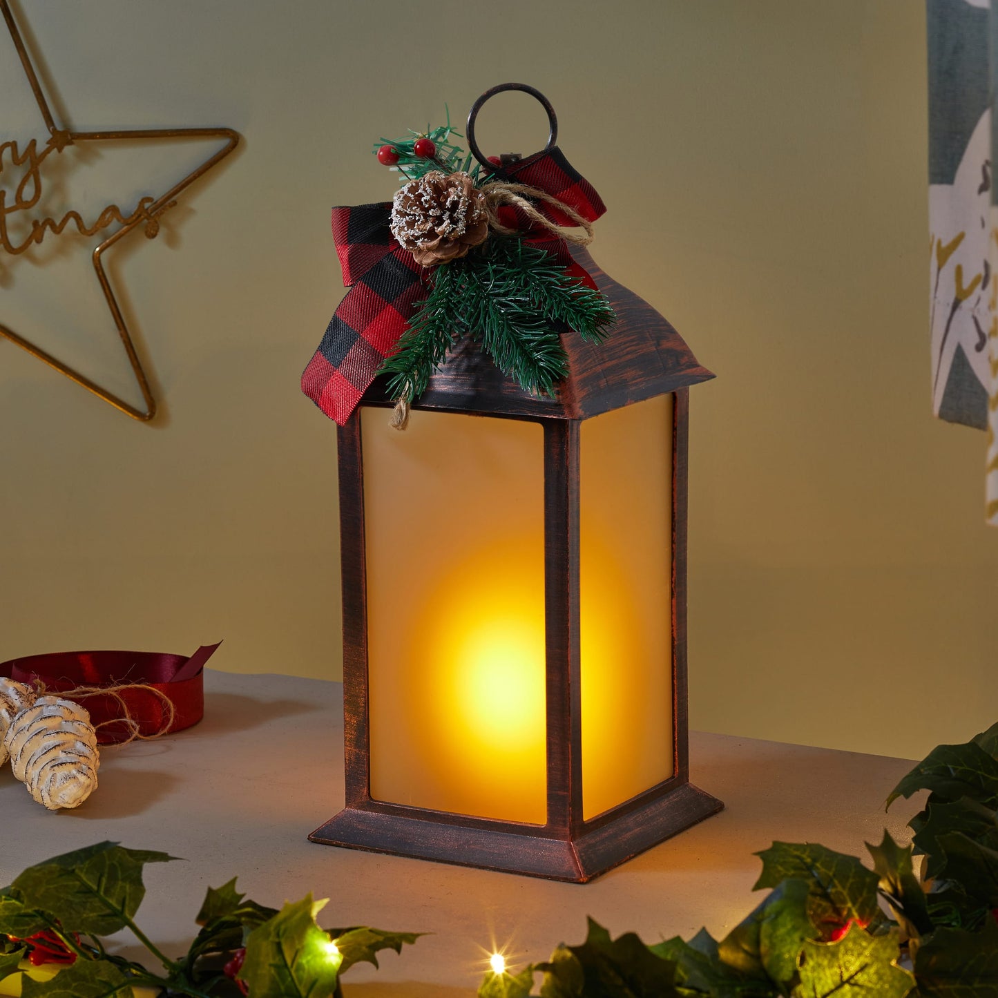 Vianočný lampáš s CoolFlame efektom horiaceho plameňa Noel Lantern od Three Kings