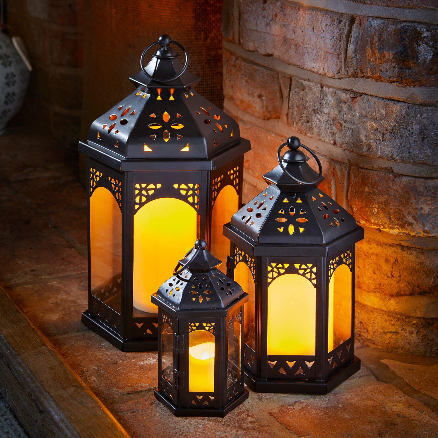 Krásna trojica čiernych lampášov rôznych veľkostí Sahara Trio zútulní večer každý priestor. S vloženou LED sviečkou.